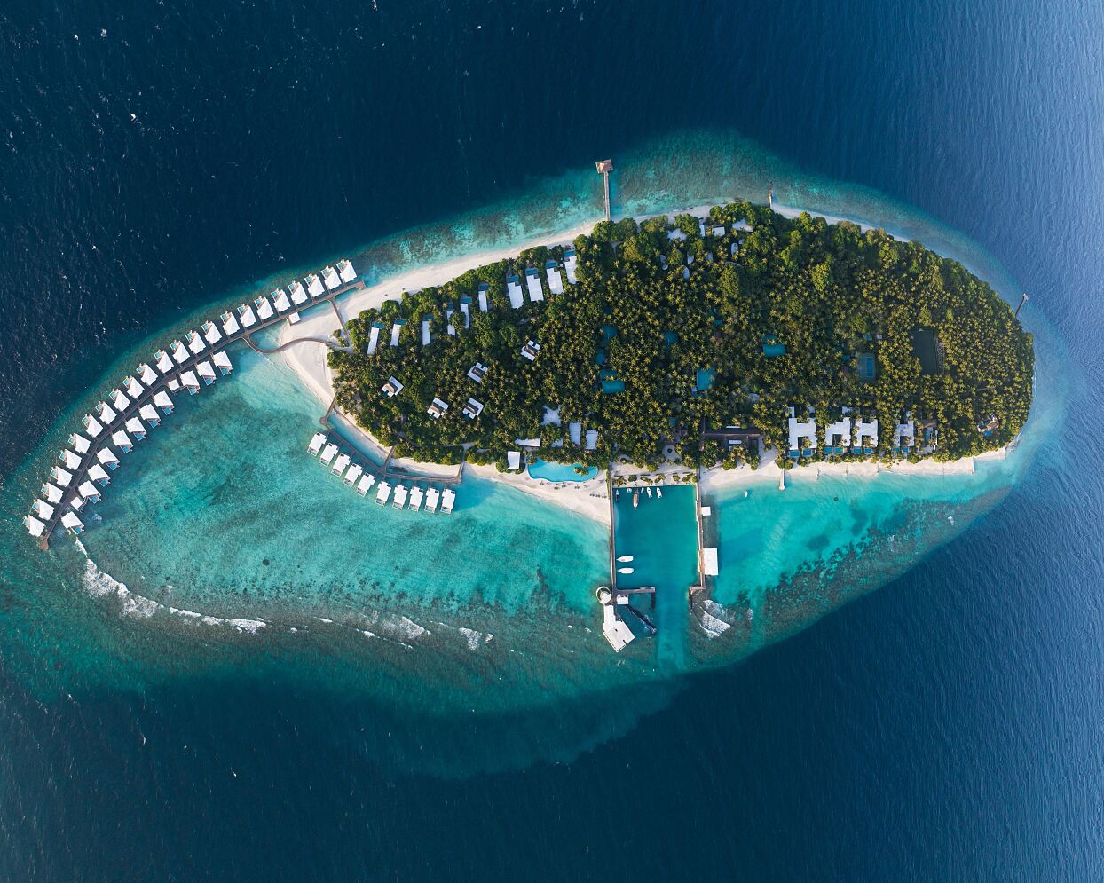 Im Amilla Maldives lassen sich Aufenthalte durch Übernachtungen unter freiem Himmel in transparenten Bubble-Suiten ergänzen