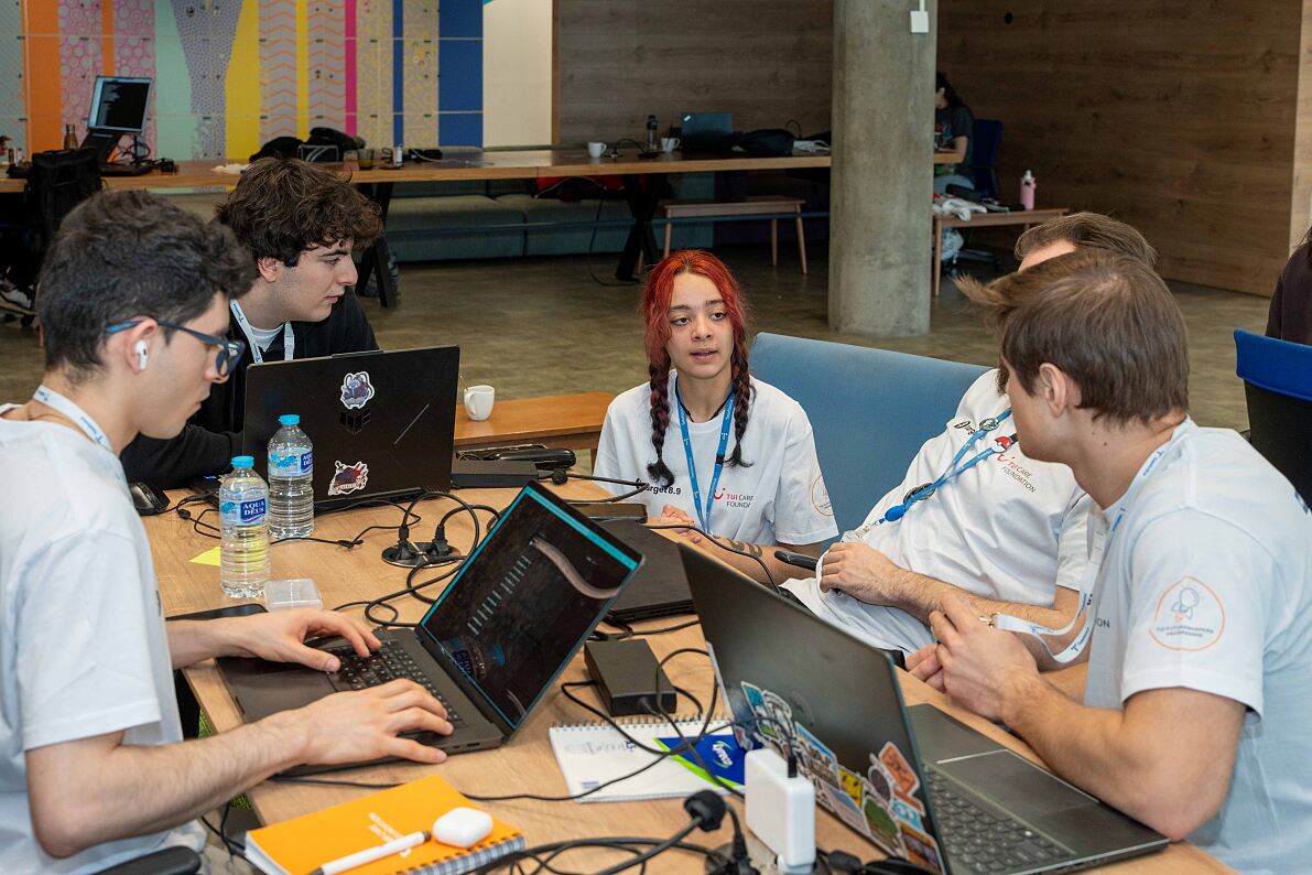 TUI Futureshapers Spain - participants workshoping ideas