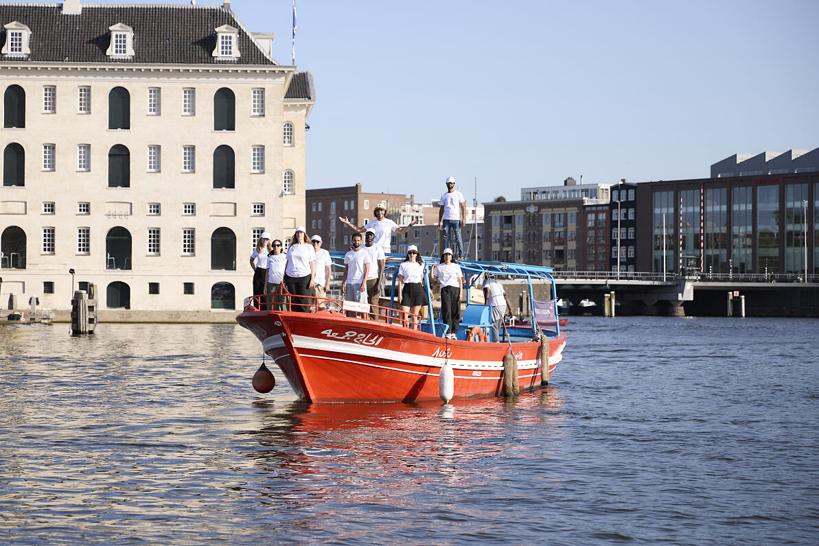 Projekt Team am historischen Boot