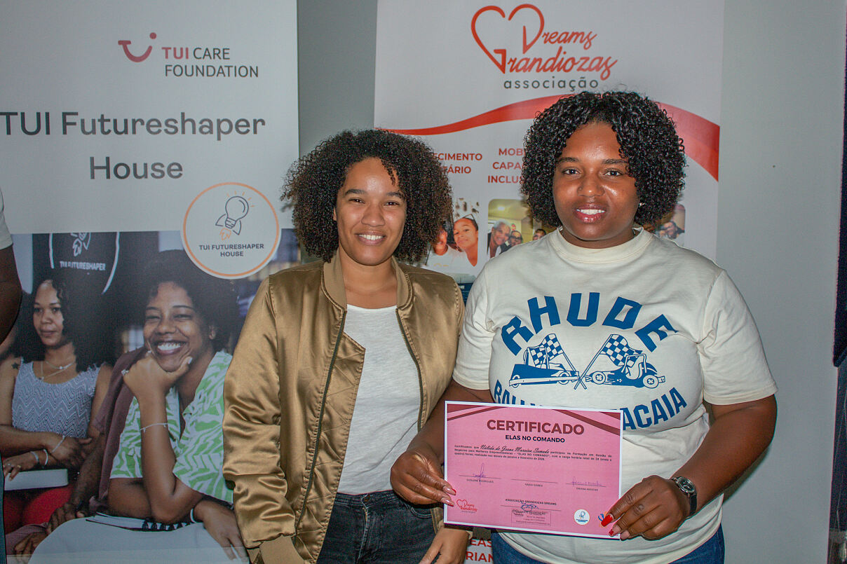 TUI Futureshapers Sal - one of the Elas no Comando participants receives her certificate