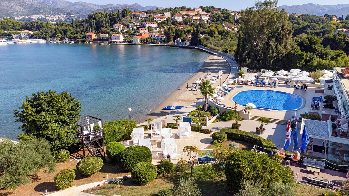 Im TUI Blue Kalamota Island lässt sich entspannter Inselurlaub mit Entdeckungstouren durch gleich drei Länder verbinden