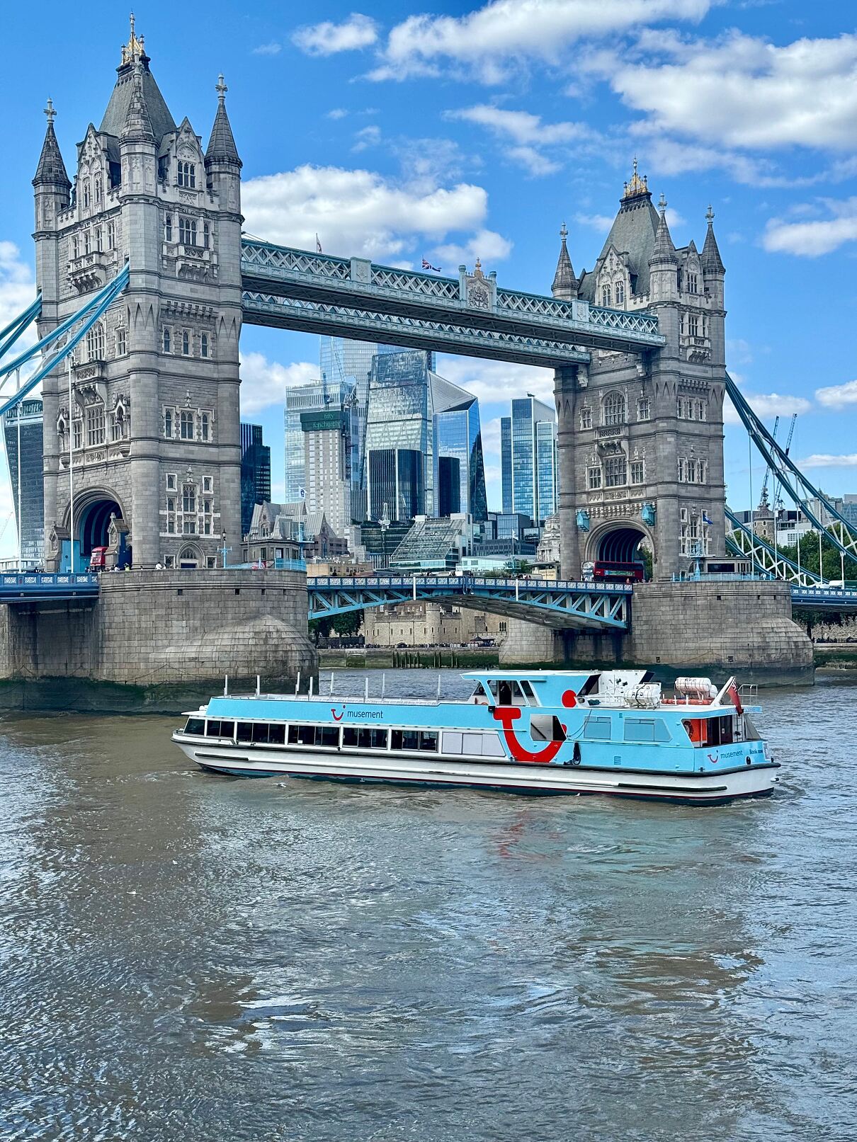 Die London-Erlebnisse werden auf einem neu im TUI Musement-Design gestalteten Schiff angeboten