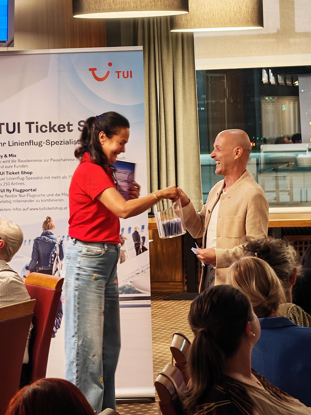 Michaele Rafalias (Austrian Airlines) als Glücksengerl bei der Verlosung mit Heinz Zangerl (TUI)