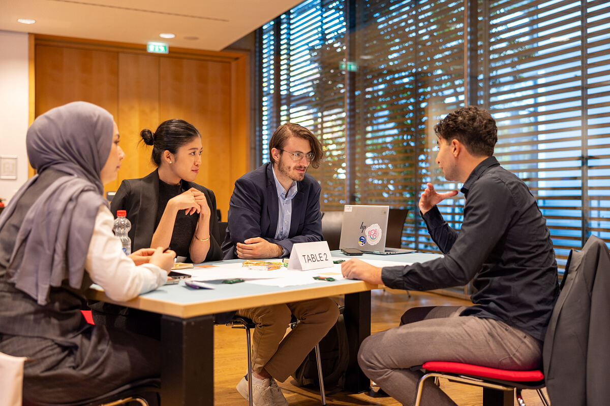 Youthwise - Junge Menschen beim Workshop in Berlin tauschen ihre Ideen aus