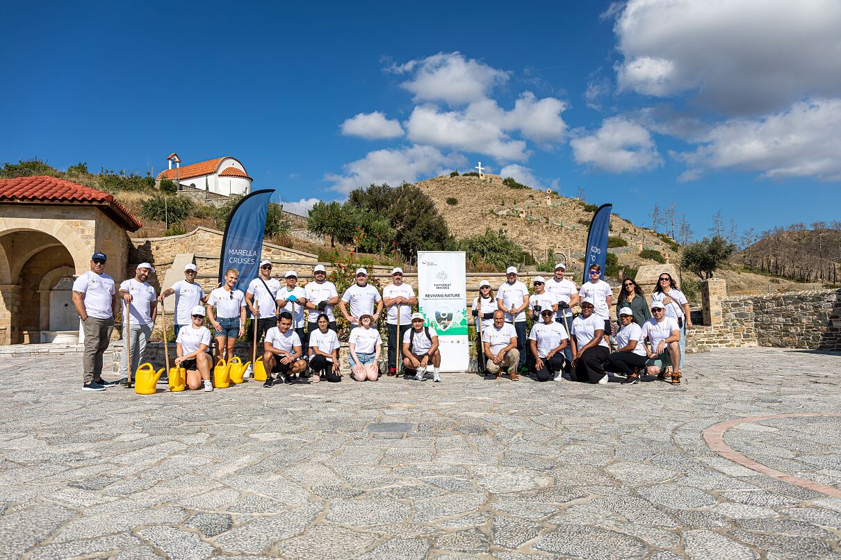 TUI Forest Rhodes - Gruppenfoto der Freiwilligen von Marella Cruises bei der Baumpflanzaktion