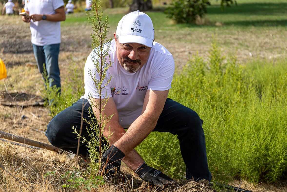 TUI Forest Rhodes - Freiwilliger beim Pflanzen eines Baumes