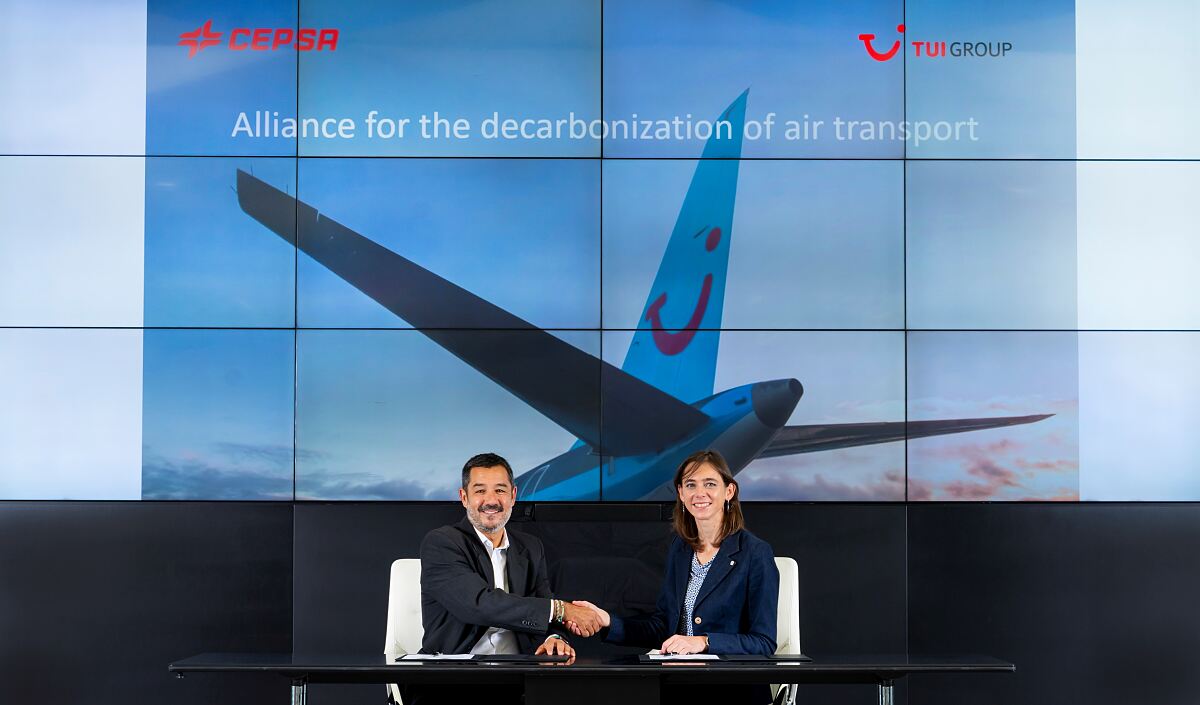 Tobi Pardo, Direktor für Luftfahrt und Asphalt bei Cepsa, und Leen Vander Kuylen, Director Supplier Management & Procurement bei TUI Aviation