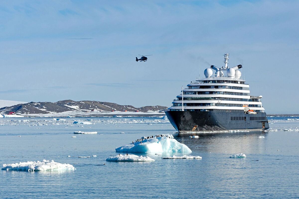 Unvergessliche Momente sind auch auf dem Wasser gefragt. Die Discovery Yacht Scenic Eclipse sorgt mit zwei bordeigenen Helikoptern und einem U-Boot für Erlebnisse im ewigen Eis.