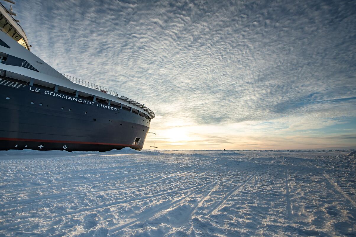 An Bord des luxuriösen Expeditionsschiffs „Le Commandant Charcot“ wird der Nordpol überquert.