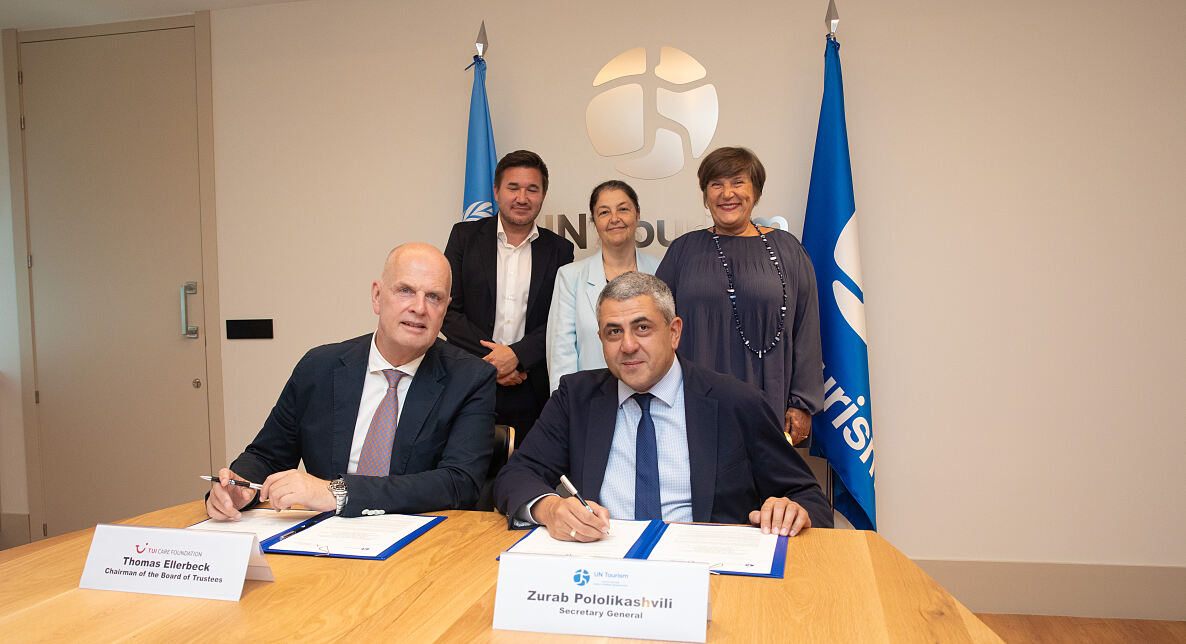 Thomas Ellerbeck, Vorsitzender der TUI Care Foundation, und Zurab Pololikashvili, Generalsekretär von UN Tourism, bei der Unterzeichnung des Abkommens in Madrid