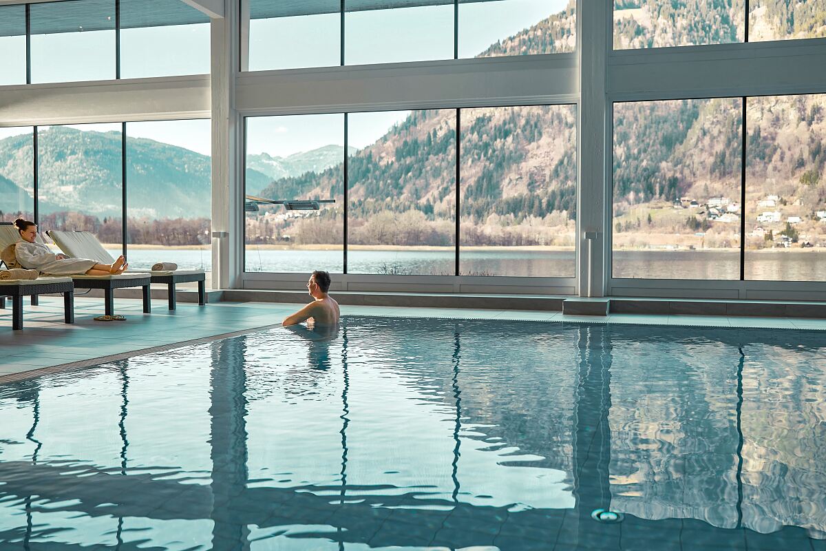 Entspannung im Indoorpool im Robinson Landskron mit Blick auf den Ossiacher See