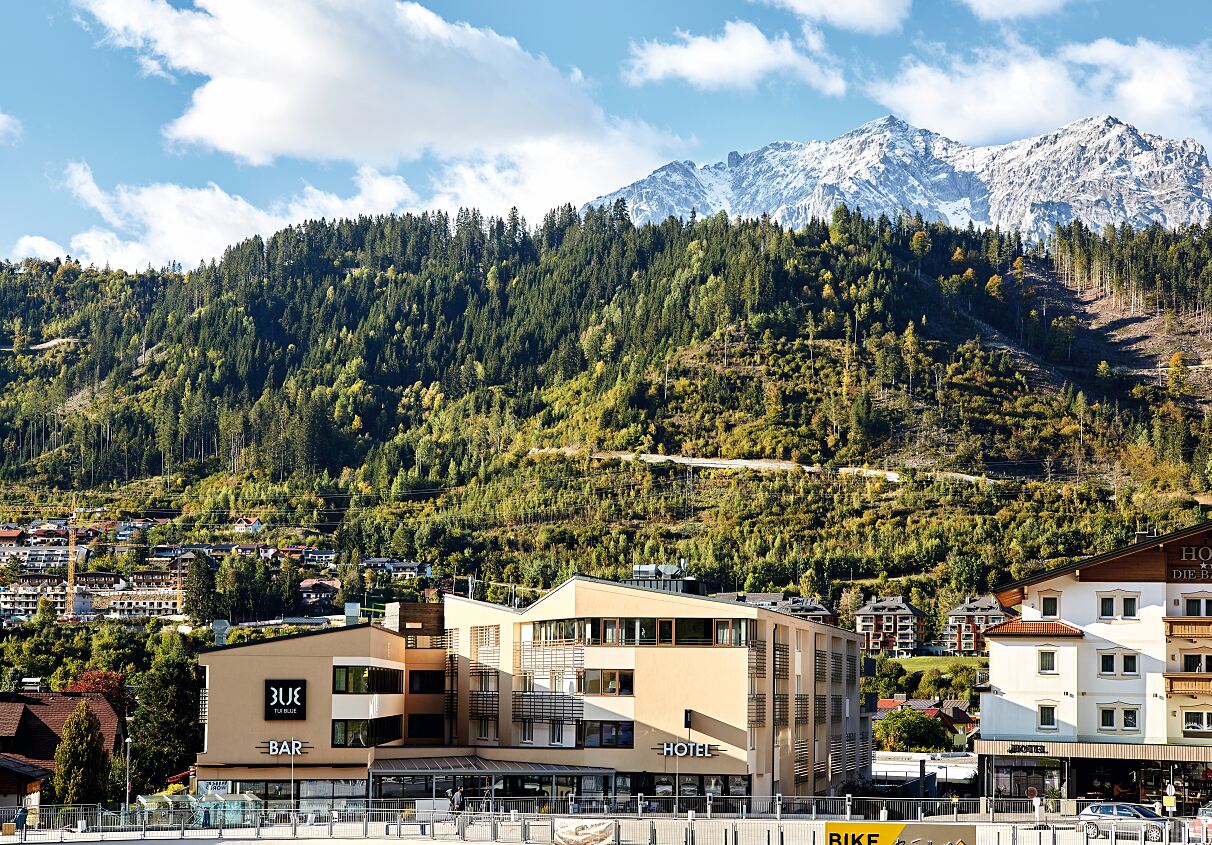 TUI Blue Schladming direkt an der Talstation der Planai und mit dem Dachsteingebirge im Hintergrund