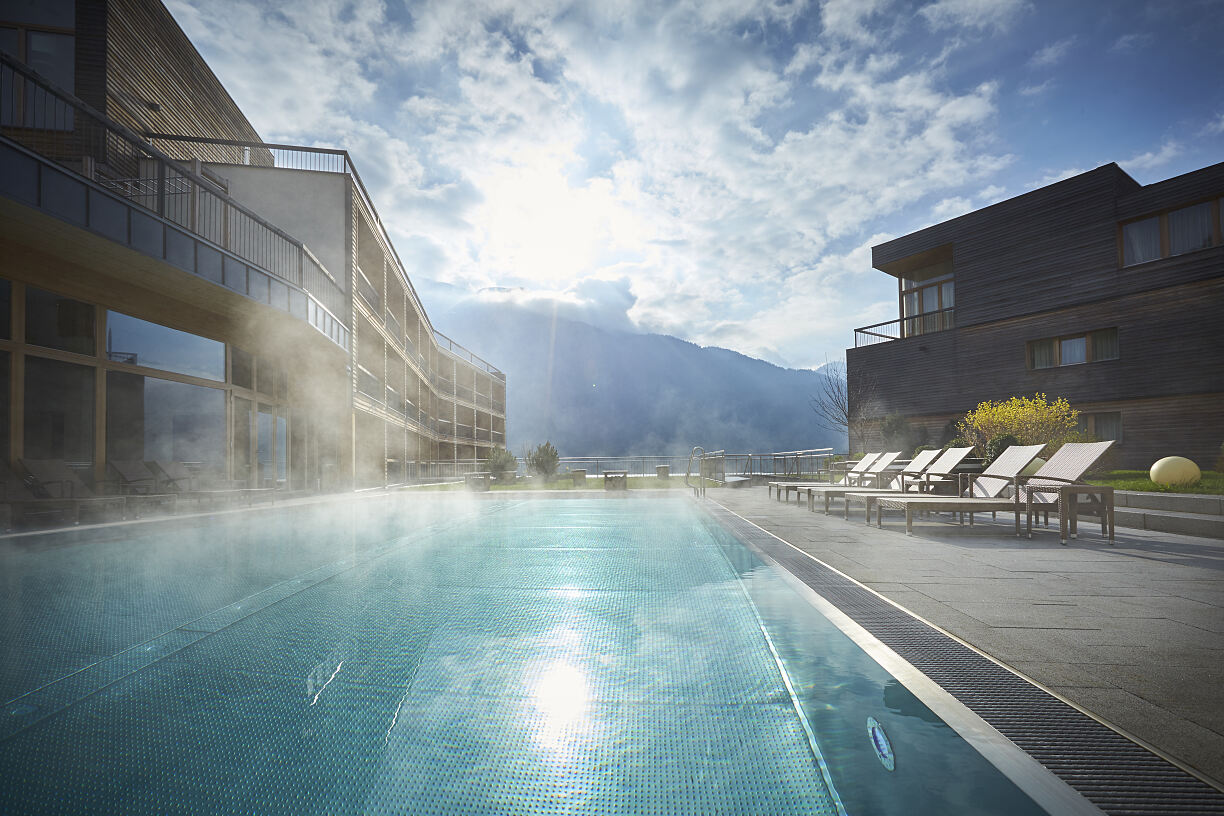 Im Kronthaler können Gäste im In- und Outdoor-Pool nach einer anstrengenden Radtour entspannen