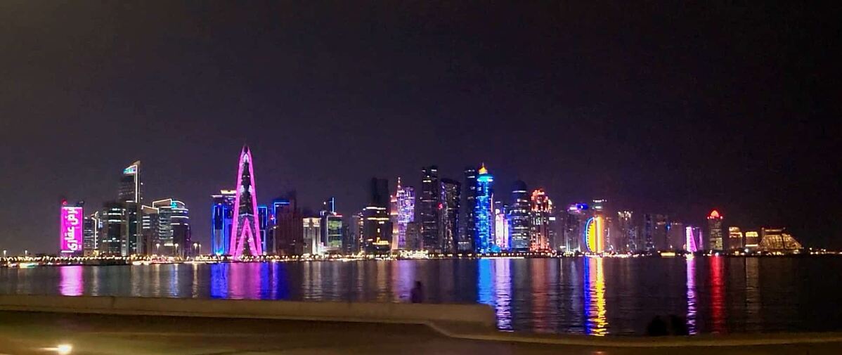 Die Skyline von Doha beim Bootsausflug mit einem traditionellen Dhau-Schiff