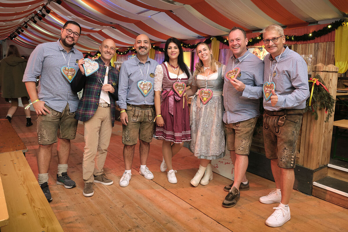 Das TUI Vertriebsteam im Kaiser Zelt auf der Wiener Kaiser Wiesn 