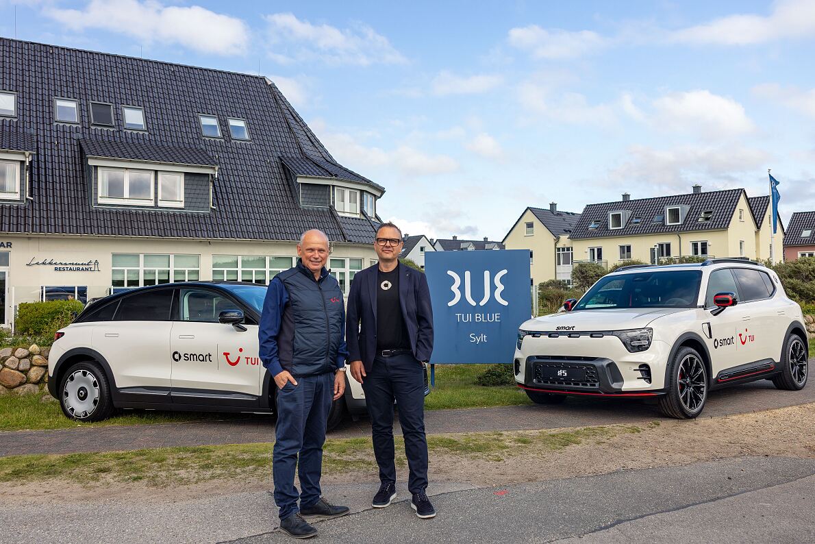 Sebastian Ebel, TUI CEO und Wolfgang Ufer, CEO von smart Deutschland, stellen Partnerschaft vor. 