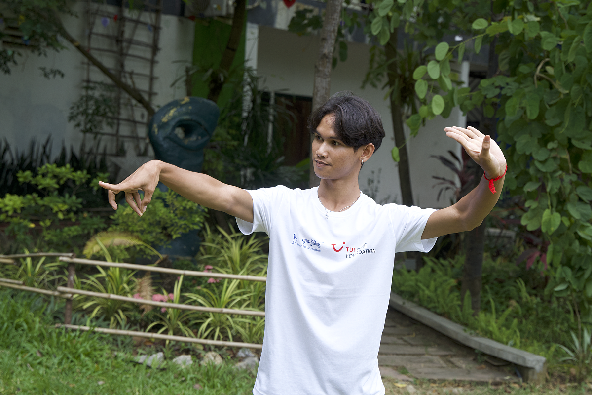 TUI Colourful Cultures Battambang - male scholarship student in dance class