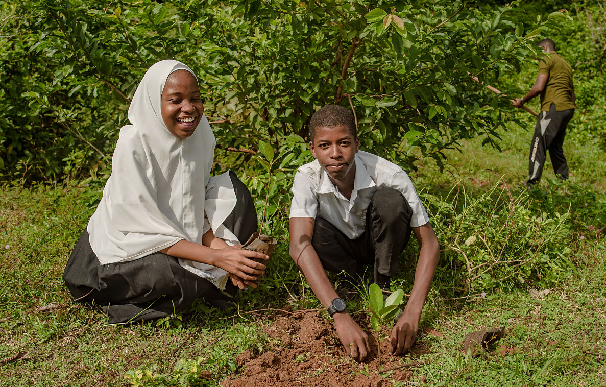TUI Forest Zanzibar - students planting a tree